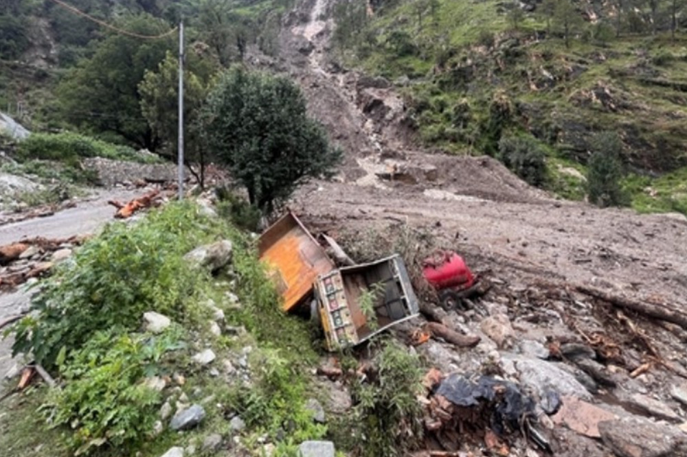 उत्तरकाशी ढगफुटीचा तांडव: प्राचीन ‘कल्प केदार’ मंदिर पुन्हा ढिगाऱ्याखाली, ५ ठार – १०० बेपत्ता 