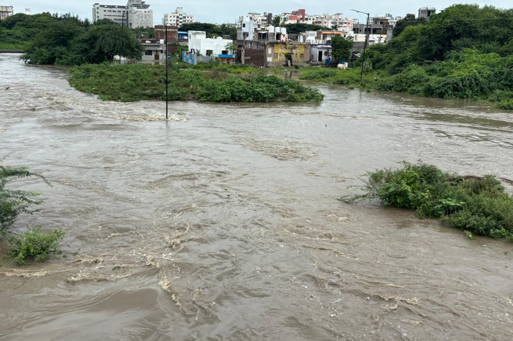 शहरात आणि महामार्गावर साचले पावसाचे पाणी 