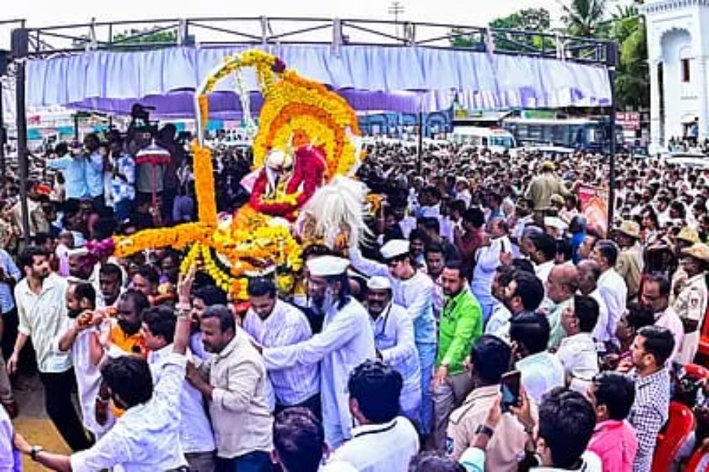 महादासोही डॉ. शरणबसवप्पा अप्पा यांच्यावर शासकीय इतमामात अंत्यसंस्कार लाखो भक्तांनी साश्रूनयनांनी घेतले दर्शन