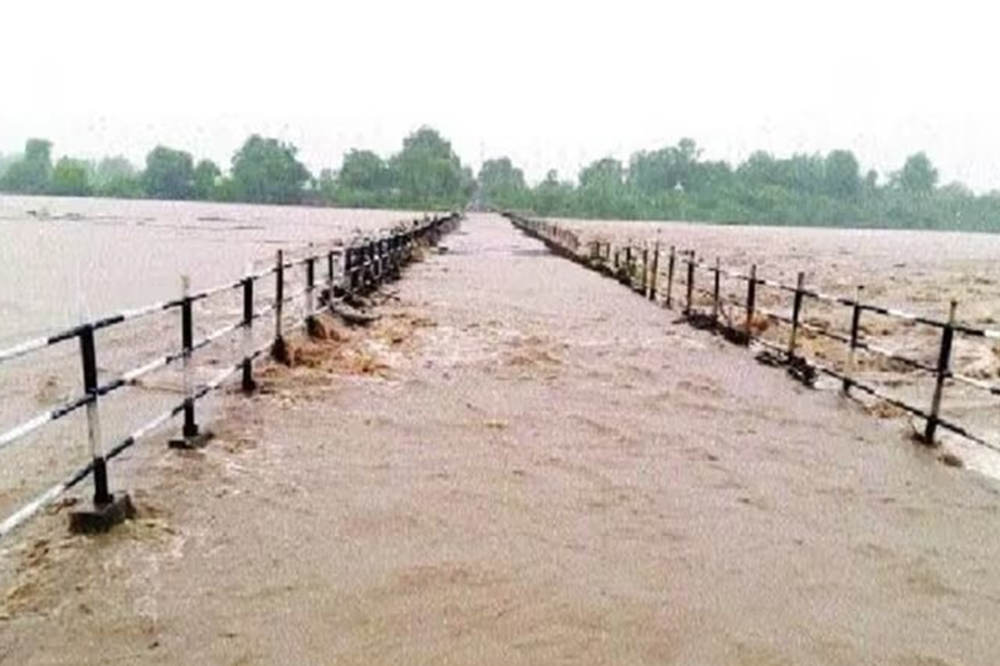 "नांदेड जिल्ह्यात ढगफुटी पाऊस – सहा गावं जलमय, SDRF कडून बचावकार्य सुरू" 