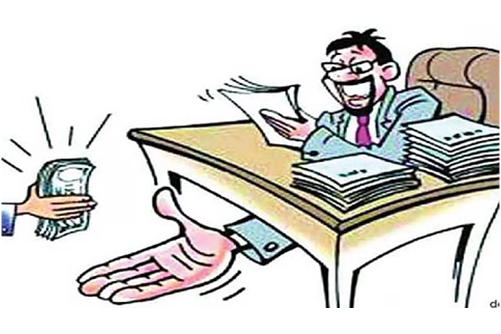 पाच हजारांची लाच घेताना राज्य कर अधिकारी, निरीक्षक जाळ्यात 