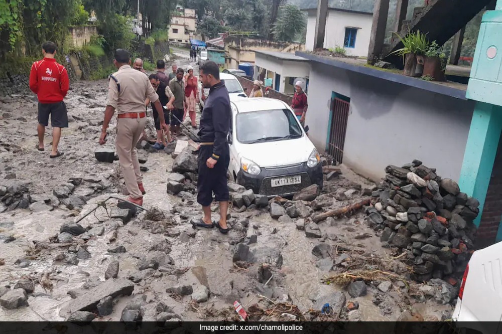 चमोली जिल्ह्यात ढगफुटी; घरे, बाजार व एसडीएम निवासस्थानाचे नुकसान, २ जण बेपत्ता