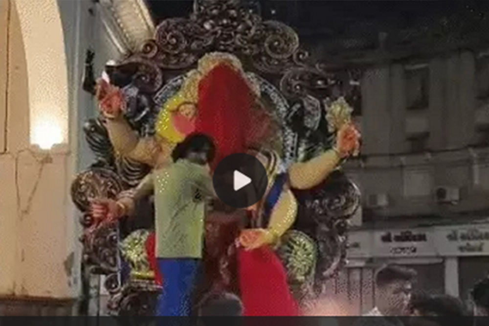 वडोदऱ्यात गणेशमूर्तीवर अंडी फेकल्याने खळबळ; पोलिसांच्या उपस्थितीत घडला प्रकार, चार जण ताब्यात  