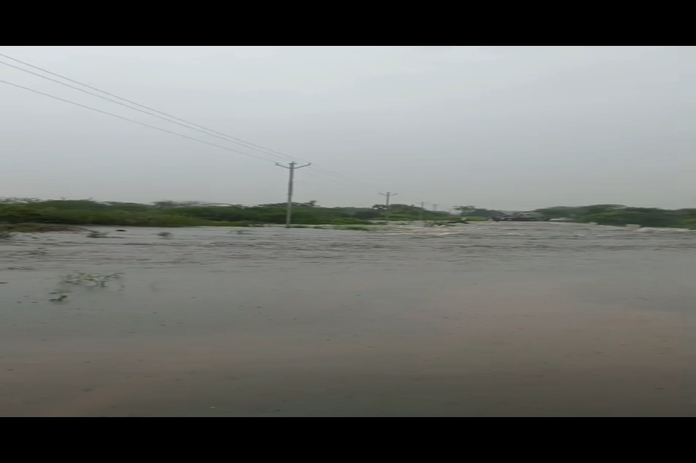 सोलापूरात मुसळधार पावसामुळे होटगी तलाव ओसंडला; रस्त्यावर पाणी, नागरिकांना काळजीचा इशारा