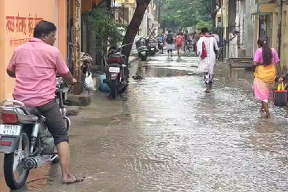 सोलापूरमध्ये जनसुरक्षा विधेयकाची होळी : महाविकास आघाडीचा जळजळीत इशारा