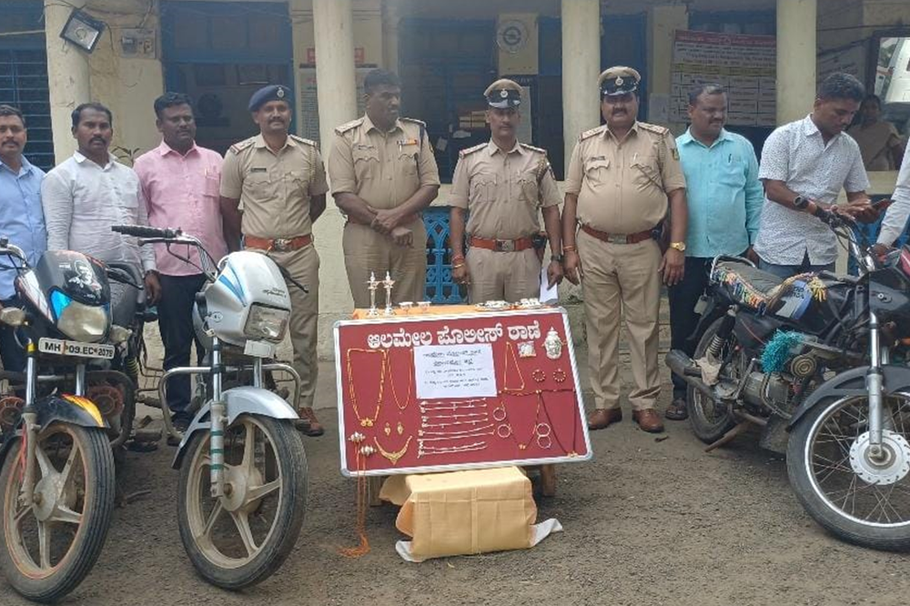 आलमेलमध्ये घरफोडी प्रकरणी दोघांना अटक  , दहा लाख रुपयांच्या मालमत्ता जप्त 