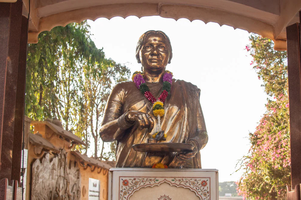 "दादर शिवाजी पार्कमध्ये मीनाताई ठाकरे यांच्या पुतळ्यावर रंगफेक – परिसरात तणाव, आरोपीचा शोध सुरू"