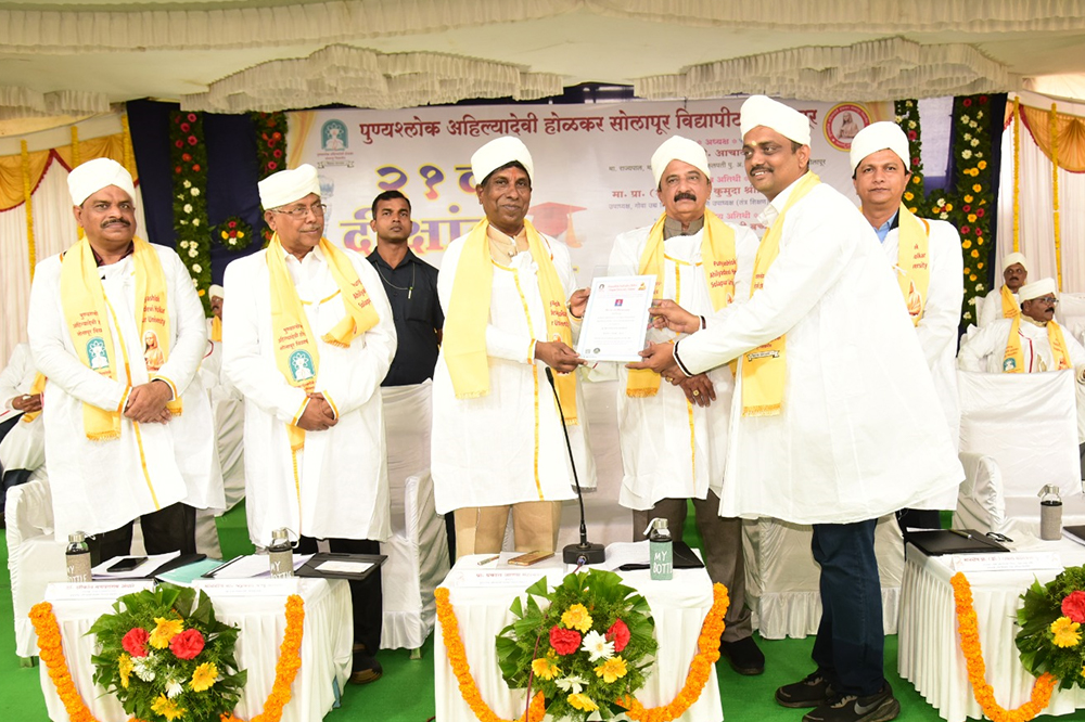 डॉ.सुधीर प्रकाशराव कुलकर्णी यांना विद्यावाचस्पती 
