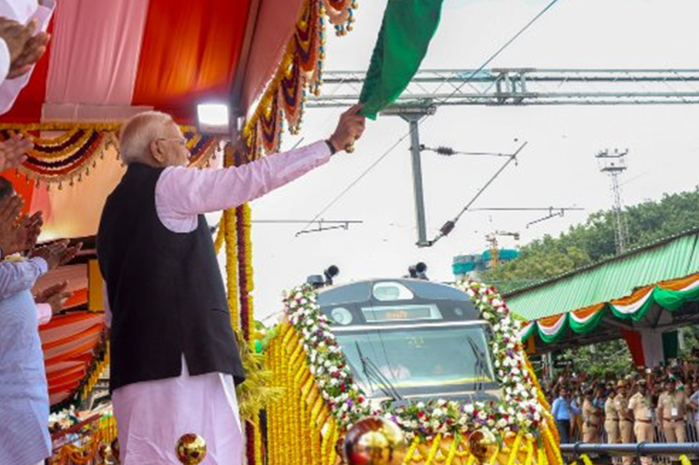 पंतप्रधान नरेंद्र मोदी यांच्या हस्ते वाराणसीत चार नव्या वंदे भारत एक्सप्रेसचे उद्घाटन 