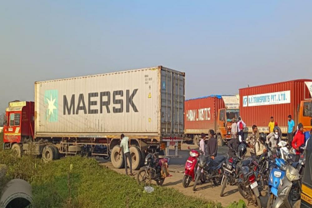 कामशेत येथे भीषण अपघात; कंटेनर वारकऱ्यांच्या दिंडीत शिरला, एका महिलेचा मृत्यू, 10 जखमी 