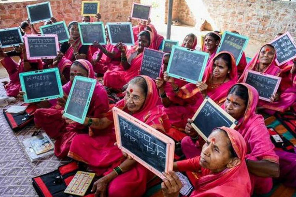 मुरबाडमधील ‘आजीबाईंची शाळा’ व्हायरल; पारंपरिक नऊवारीत आजींचा शाळेत जाण्याचा व्हिडिओ देशभरात भावूक प्रतिक्रिया 