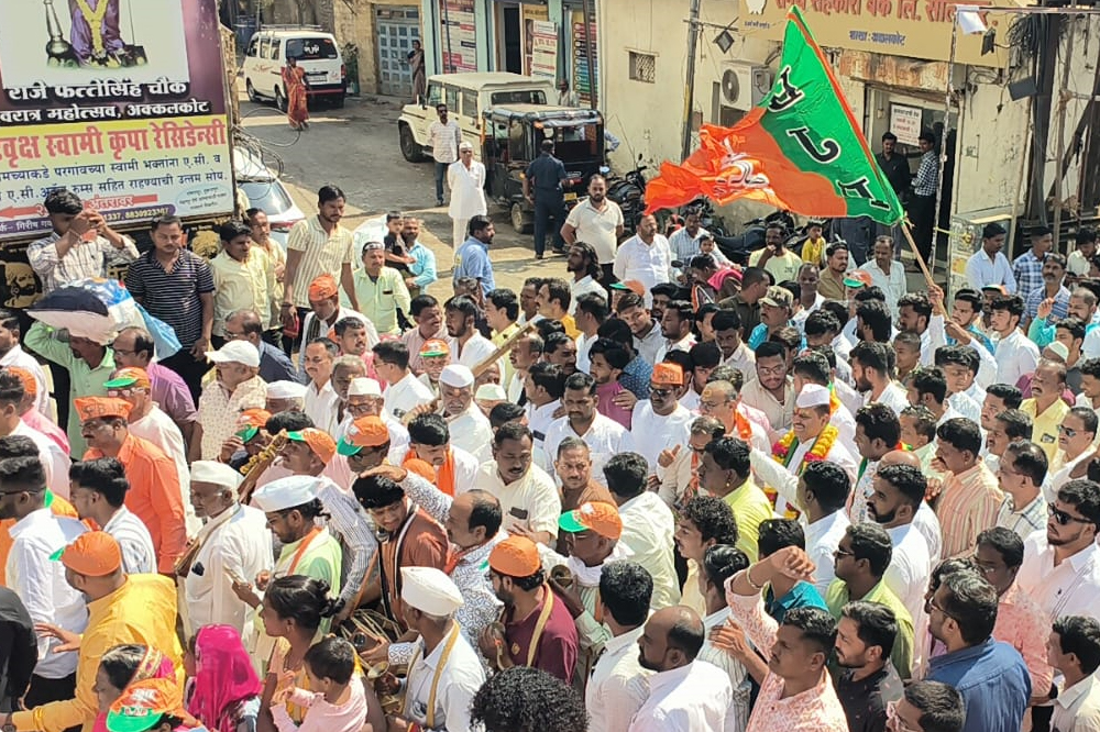 वटवृक्ष देवस्थानचे अध्यक्ष महेश  इंगळे यांनी घेतला भाजपचा झेंडा 