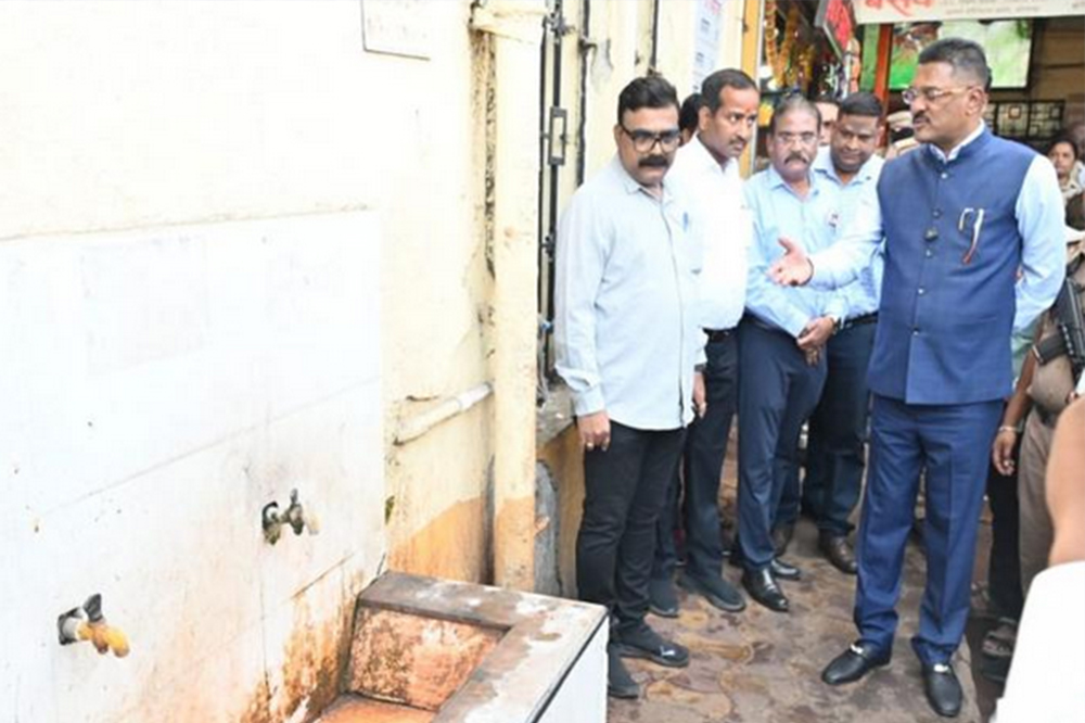 सोलापूर बसस्थानकात परिवहनमंत्री प्रताप सरनाईक यांची आकस्मिक पाहणी; अस्वच्छतेवर आगार व्यवस्थापकाला फटकार