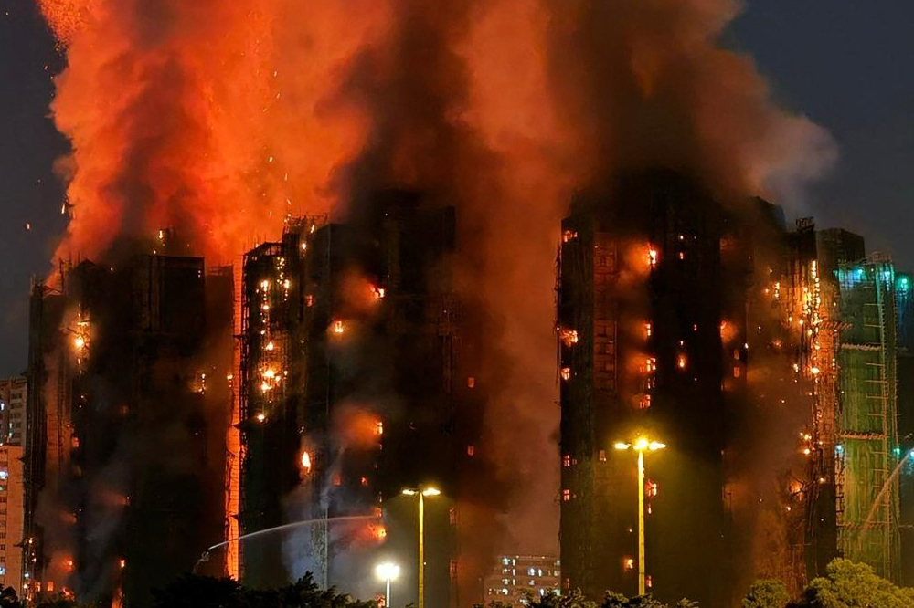 हाँगकाँगमध्ये भीषण आग: 44 जणांचा मृत्यू, 300 हून अधिक बेपत्ता; 7 इमारती भक्ष्यस्थानी 