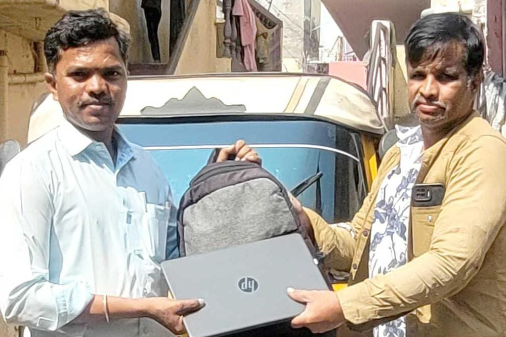 प्रामाणिक रिक्षाचालक– बंदेनवाज, रिक्षात विसरलेले लॅपटॉप व महत्त्वाचे कागदपत्रे दिली परत