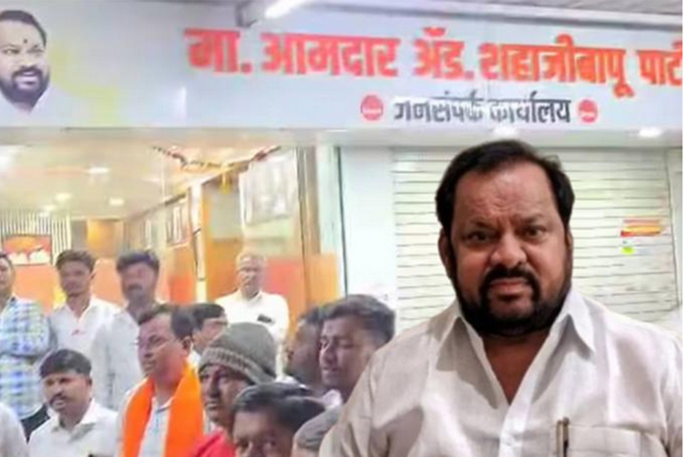 सांगोला निवडणूक चुरशीची : माजी आमदार शहाजीबापू पाटील यांच्या कार्यालयावर भरारी पथकाचा छापा 