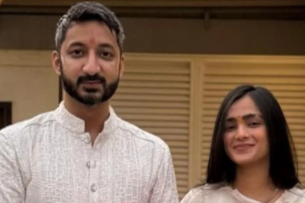 अजित पवार यांच्या धाकट्या लेका जय पवार यांचा विवाहसोहळा बहरीनमध्ये; फक्त ४०० पाहुण्यांची उपस्थिती, शरद पवारांसह संपूर्ण कुटुंब हजेरी 