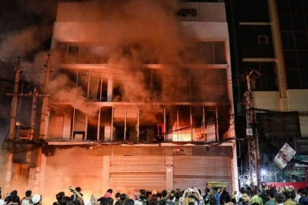 बांगलादेशातील आरक्षण आंदोलनाला हिंसक वळण; वृत्तपत्र कार्यालयांवर हल्ले, जाळपोळ