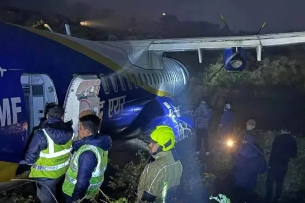 नेपाळमध्ये मोठा अनर्थ टळला : भद्रपूर विमानतळावर बुद्धा एअरचे विमान धावपट्टीवरून घसरले .