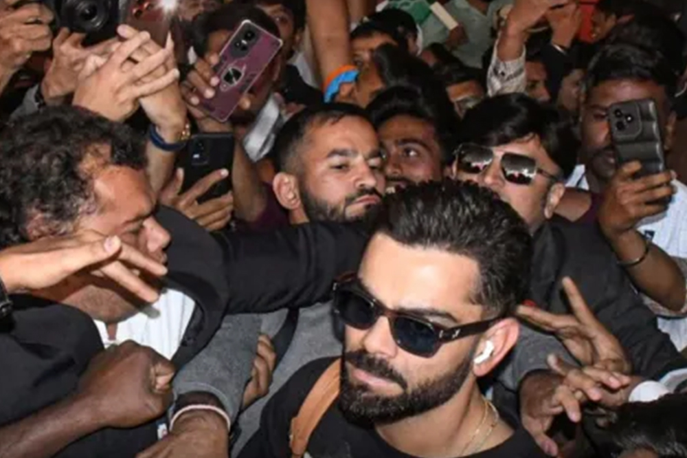 वडोदरा विमानतळावर विराट कोहलीला चाहत्यांचा गराडा; व्हिडीओ सोशल मीडियावर व्हायरल 