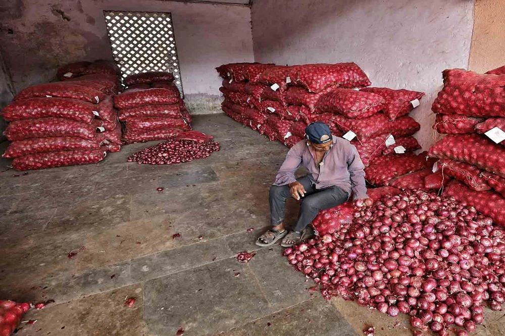 सोलापूर बाजार समितीत कांद्याला २०० ते ७०० रुपये क्विंटल दर; शेतकऱ्यांची किमान ३०-४० रुपयांची मागणी.