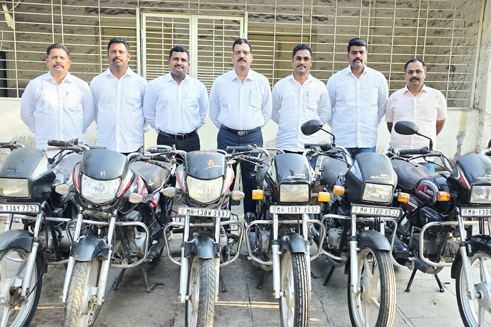 सोलापूर गुन्हे शाखेची मोठी कारवाई; आंतरराज्यीय टोळी अटक, ६ मोटारसायकली जप्त 