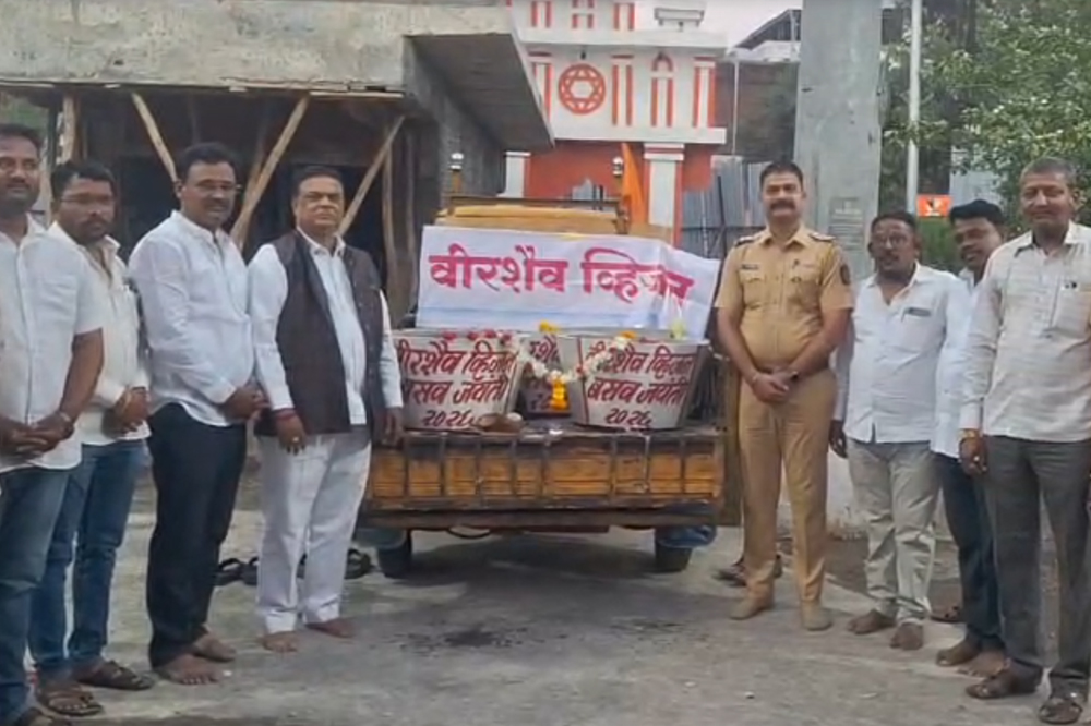 बसवेश्वरांच्या शिकवणीचा प्रत्यय; मुक्या प्राण्यांसाठी जलकुंभ वाटप 