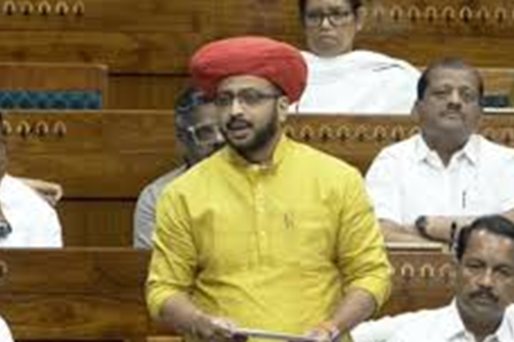 नारी शक्ती वंदन विधेयकावर डॉ. अमोल कोल्हे आक्रमक; अंमलबजावणीतील अटींवर प्रश्न 