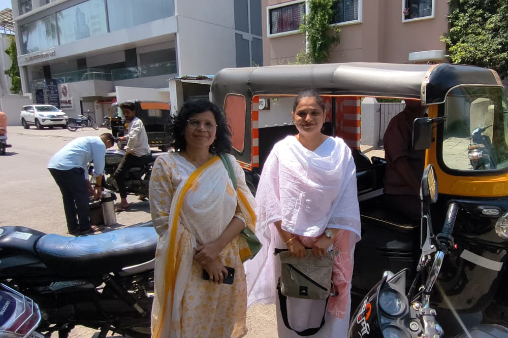 सोलापूर महापालिकेचा ‘नो व्हेईकल डे’ उपक्रम सुरू; अतिरिक्त आयुक्त विना पवार ई-रिक्षाने कार्यालयात दाखल 