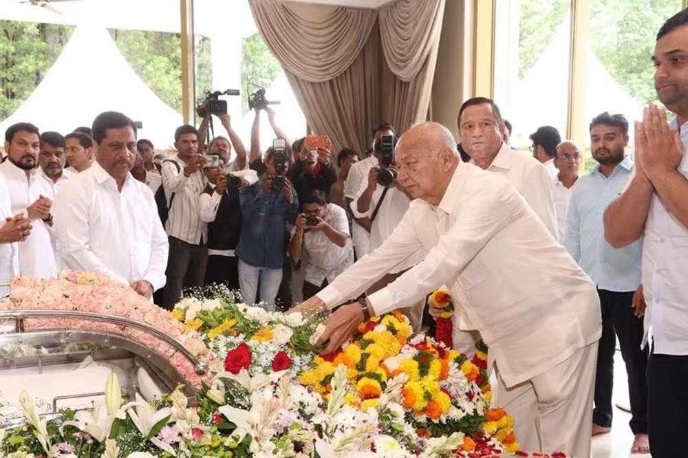 माजी केंद्रीय गृहमंत्री सुशीलकुमार शिंदे यांची पद्मश्री डॉ. डी. वाय. पाटील यांना भावपूर्ण श्रद्धांजली