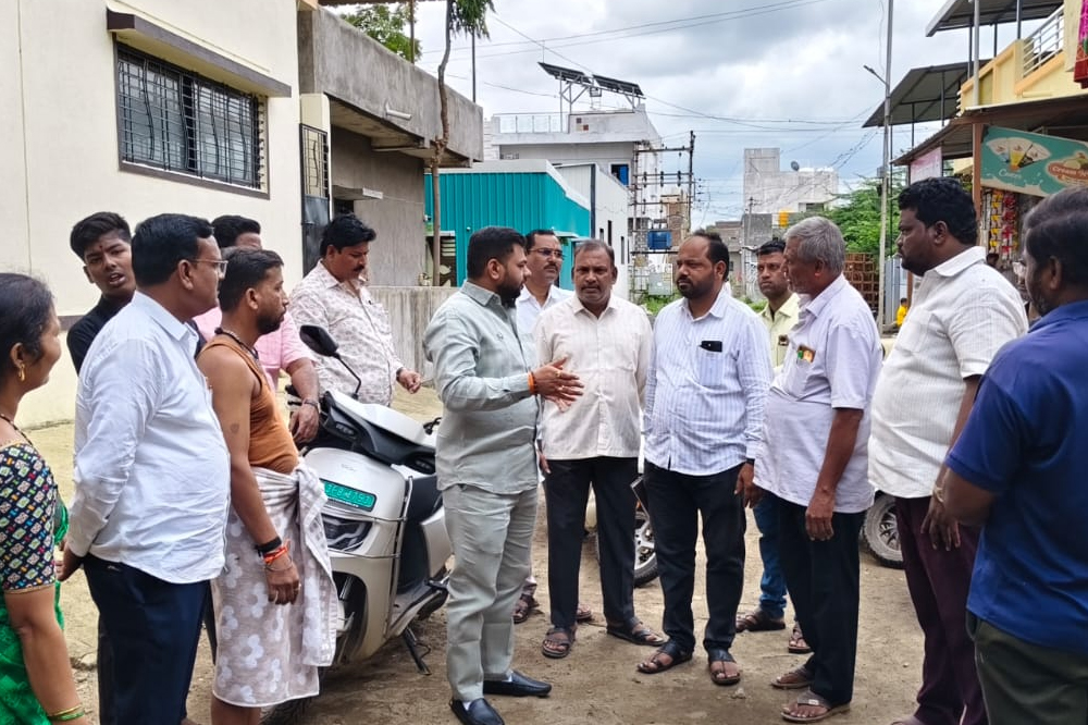 चाकोते नगर परिसरातील समस्यांची अधिकाऱ्यांसमवेत पाहणी; नगरसेवक प्रथमेश कोठेंकडून तातडीच्या उपाययोजनांचे आश्वासन 