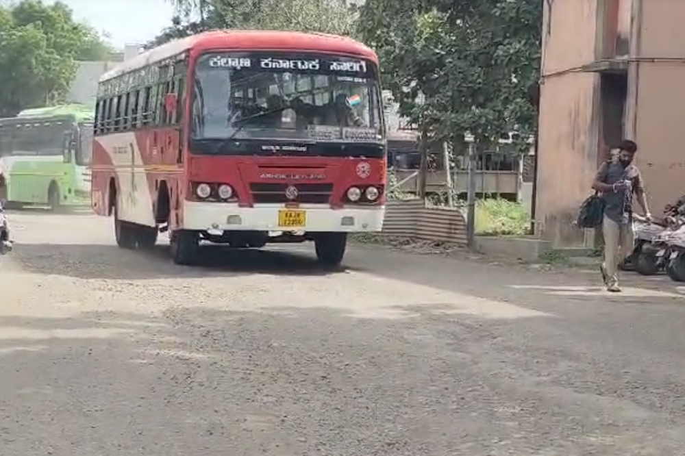 बस स्थानक परिसरात खड्ड्यांचे साम्राज्य; ‘नवीन बस नको, आधी सुविधा चांगल्या द्या’ प्रवाशांची मागणी 
