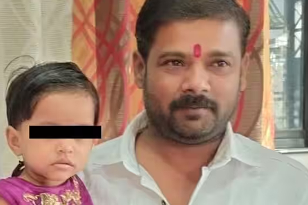 थांबलेल्या पिकअपला दुचाकीची जोरदार धडक; वडील आणि चार वर्षीय चिमुकलीचा जागीच मृत्यू, आई गंभीर