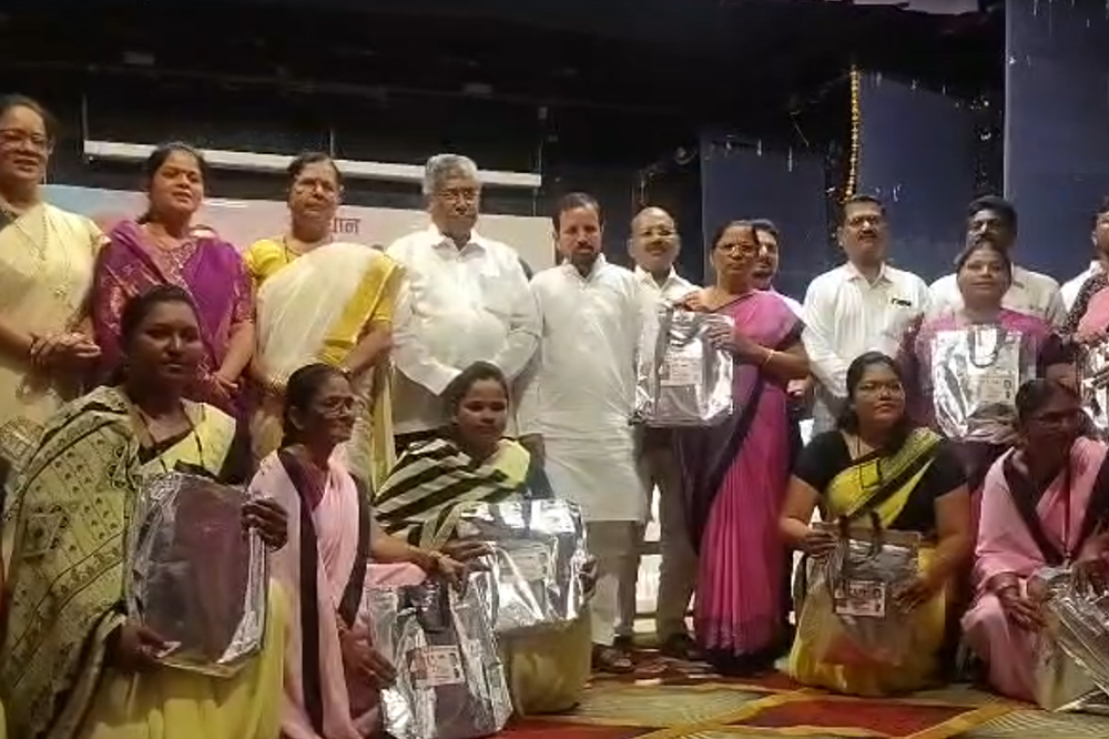 ८०० अंगणवाडी सेविकांचा साडी देऊन सन्मान; ‘विकसित भारत २०४७’मध्ये स्त्रीशक्तीचे योगदान महत्त्वाचे : चंद्रकांत पाटील