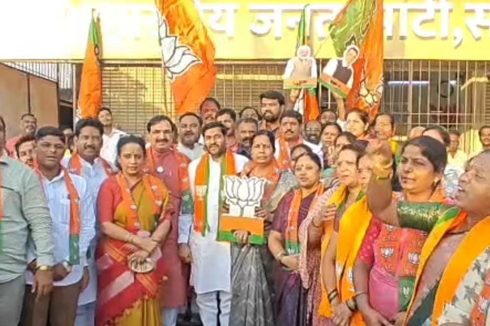 हत्यांच्या पार्श्वभूमीवर भाजपाचा साधा आनंदोत्सव; विजय साजरा करताना संयम 