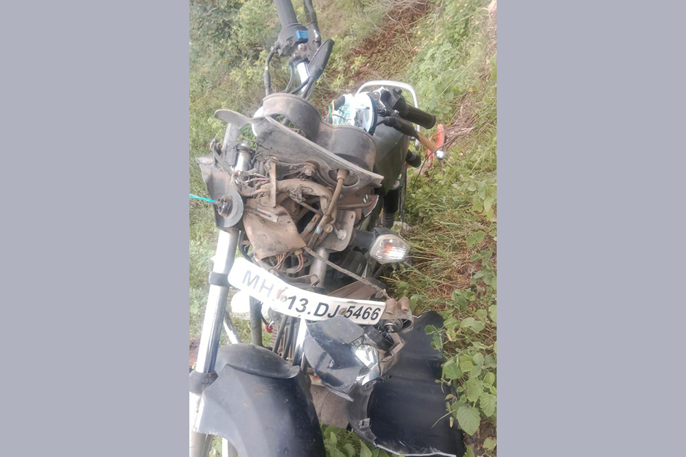 मुस्तीजवळ डंपरने धडक  दिल्याने तिघांचा मृत्यू 