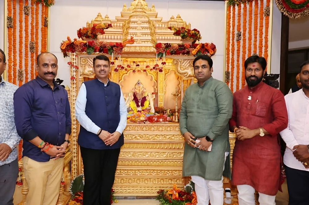 आमदार देवेंद्र कोठे आणि आमदार सचिन कल्याणशेट्टी यांनी घेतले मुख्यमंत्री देवेंद्र फडणवीस यांच्या घरातील बाप्पांचे दर्शन 