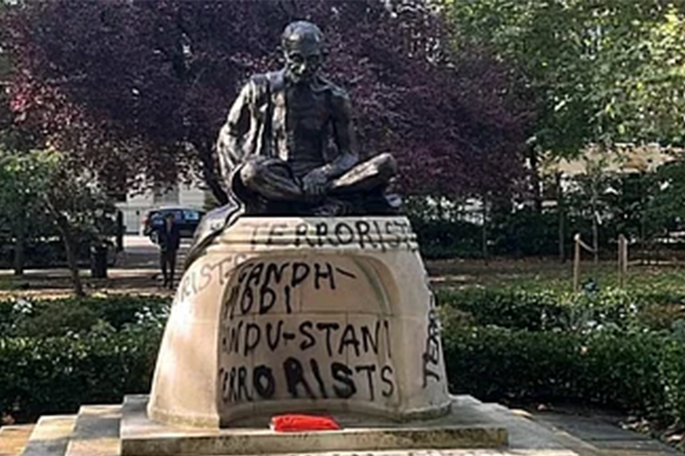 "लंडनमध्ये महात्मा गांधींच्या पुतळ्याची तोडफोड; भारतीय उच्चायुक्तालयाचा तीव्र निषेध"