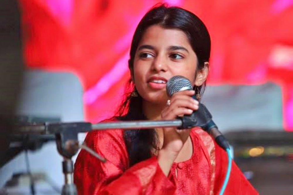 बिहार निवडणुका २०२५ | गायिका मैथिली ठाकूर भाजपच्या रिंगणात? नेत्यांसोबतच्या भेटीनं रंगल्या चर्चा    