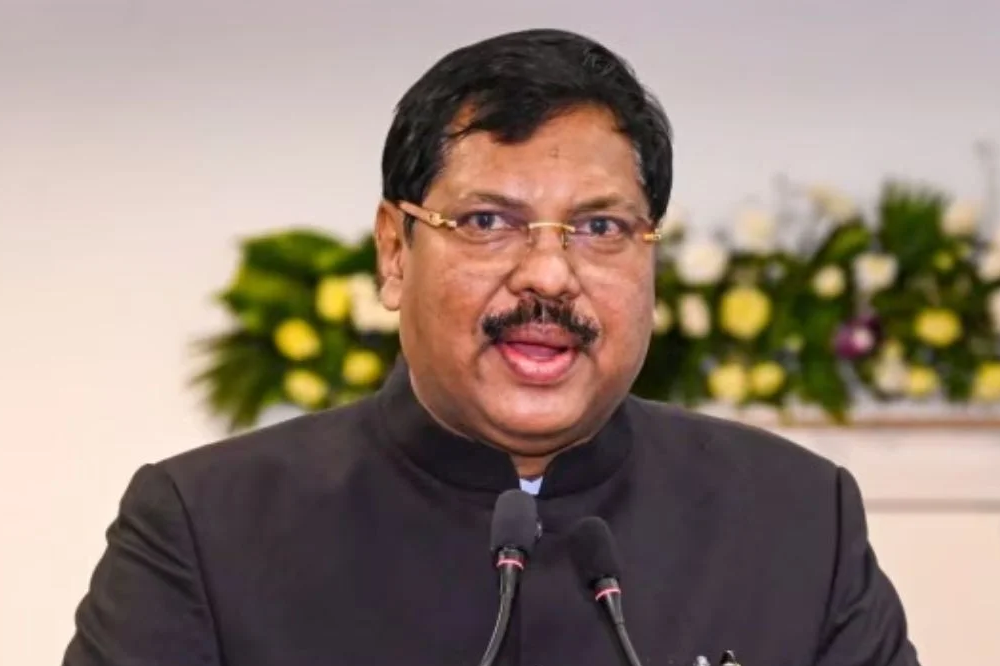 सुप्रीम कोर्टात धक्कादायक प्रकार : सीजेआय गवई यांच्यावर वकिलाचा बूटफेक, बार काउंसिलकडून तात्काळ निलंबन 