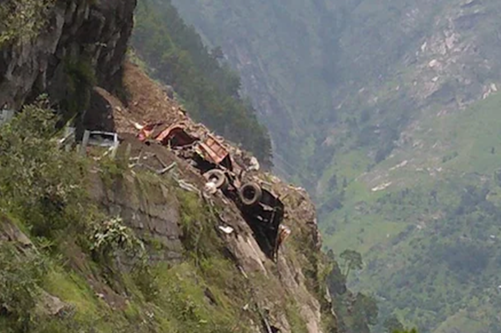 हिमाचलमध्ये भूस्खलनाचा कहर : बस मलब्याखाली दबली, १५ जणांचा मृत्यू – बचावकार्य सुरू 