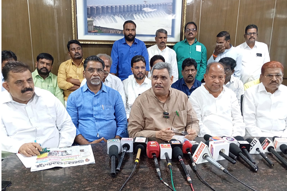 सुप्रीम कोर्टाच्या मुख्य न्यायमूर्तींवर चप्पल फेकण्याची घटनेच्या  निषेधार्थ दि.१६ ऑक्टोबर रोजी बंदची हाक - माजी आमदार प्रा. राजू आलगूर  