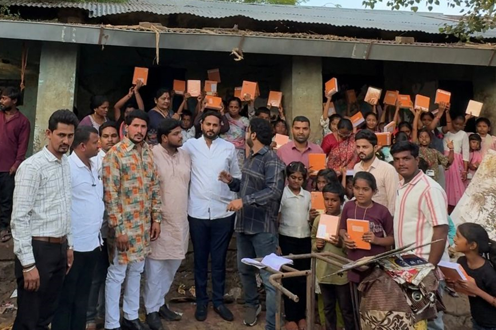 शिवसेनेतर्फे पूरग्रस्त विद्यार्थ्यांना वही, अन्नधान्य व जीवनावश्यक वस्तूंचं वाटप — वांगी (दक्षिण सोलापूर) येथे उपक्रम