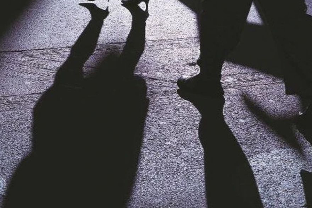 सोलापूरमध्ये थरार! आर्थिक वादातून पती-पत्नीवर हल्ला; डोळ्यात चटणी टाकून पतीचं अपहरण 