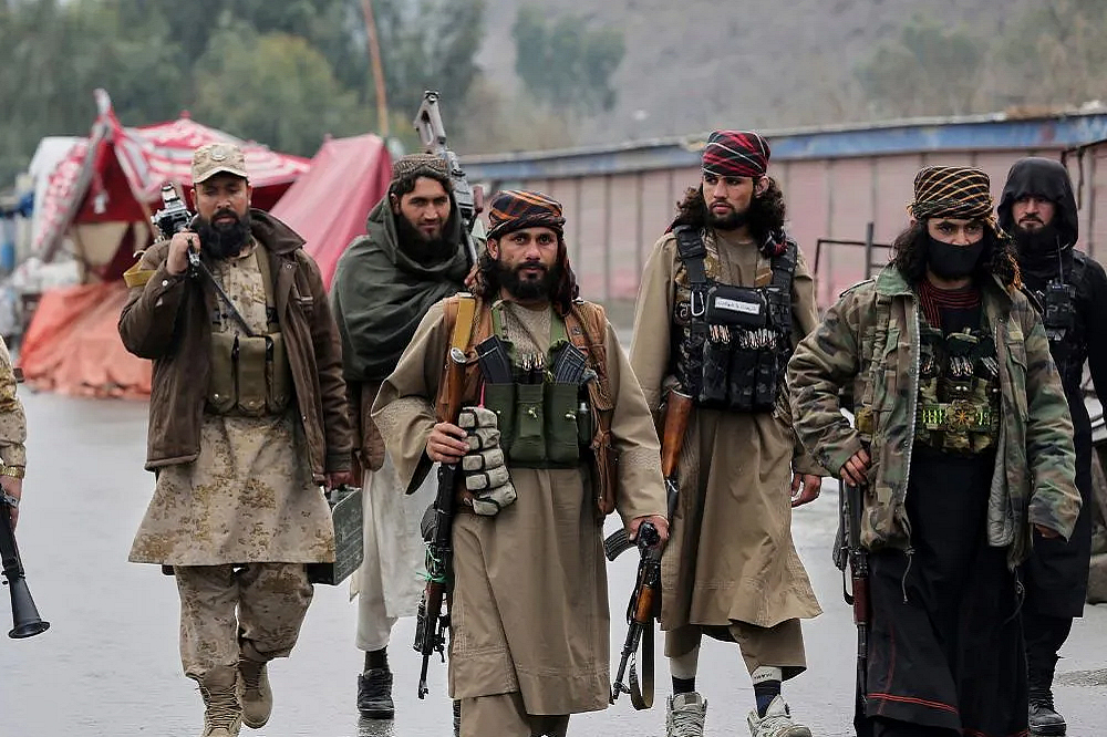 अफगाणिस्तान-पाकिस्तान सीमेवर भीषण चकमक; तालिबानचा दावा — पाकिस्तानी सैन्याने १५ मिनिटांत शरणागती पत्करली! 