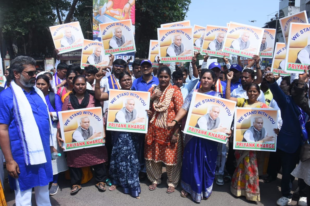 विजयपूर बंद पूर्णपणे यशस्वी दुकाने आणि बाजारपेठा बंद, बस सेवा पूर्णपणे ठप्प,  टायर पेटवून तीव्र निषेध 