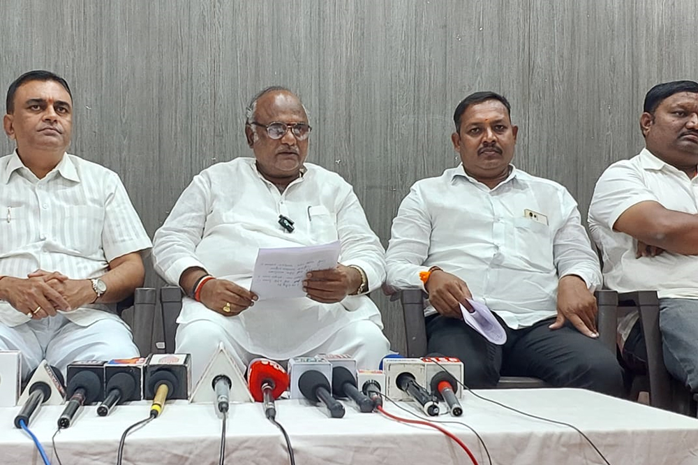 कनरीचे श्री अदृश्य काडसिद्धेश्वर स्वामींवरील जिल्हा बंदी काॅग्रेसचे कारस्थान  