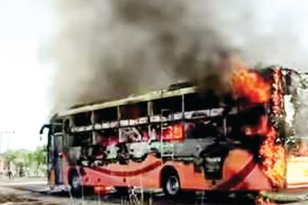 चालत्या बसला आग: 20 प्रवासी भस्मसात 