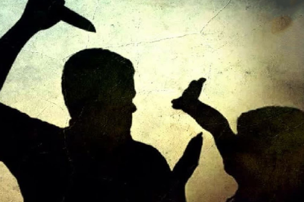 दिवसाढवळ्या आपल्या पत्नीवर  पतीकडून प्राणघातक हल्ला  