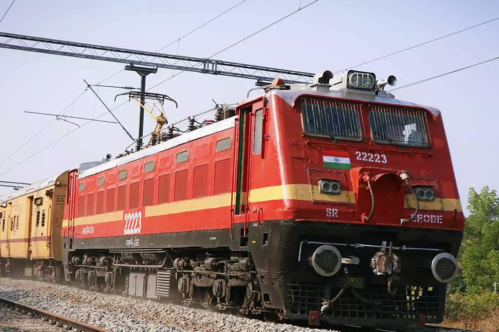 अंधेरीत लोकलसमोर तरुणाची आत्महत्या; भावेश शिंदेच्या मृत्यूने परिसरात खळबळ 